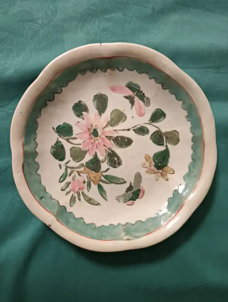 Piring dan mangkuk keramik lama antik