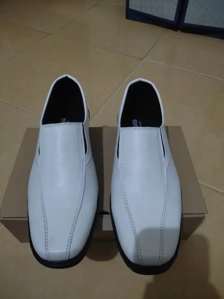 Sepatu pantofel putih size 41