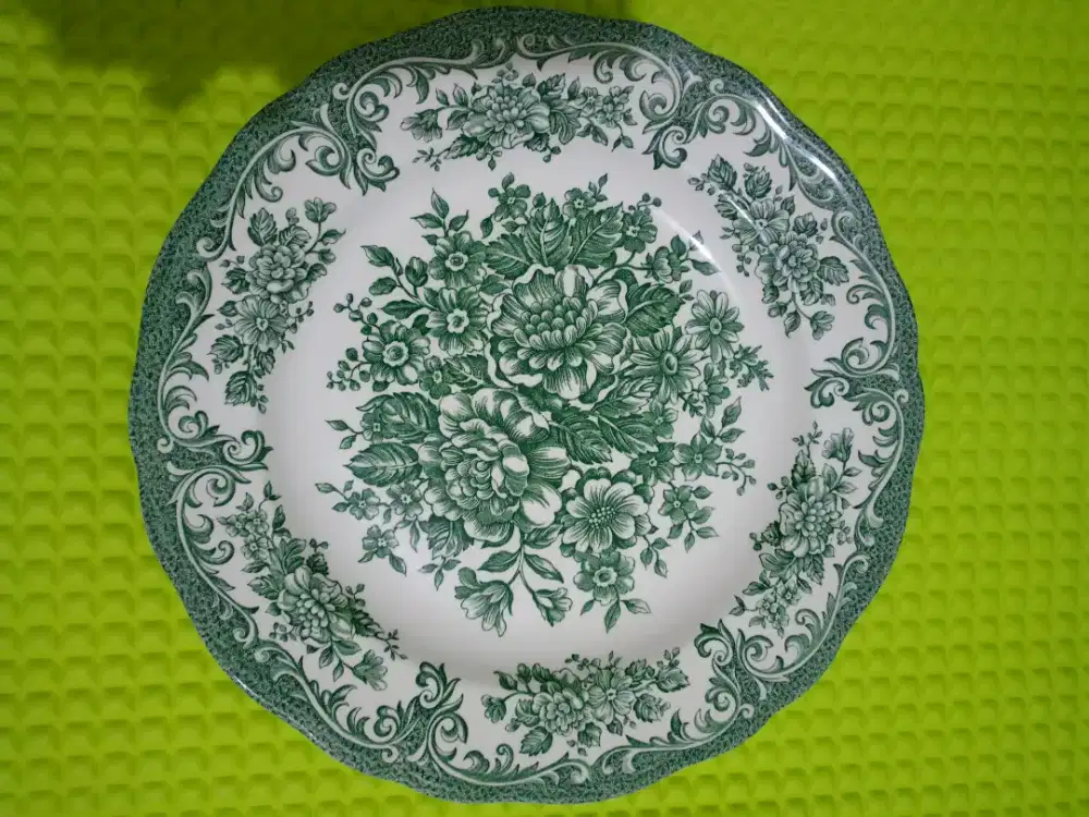 Piring Vintage Royal