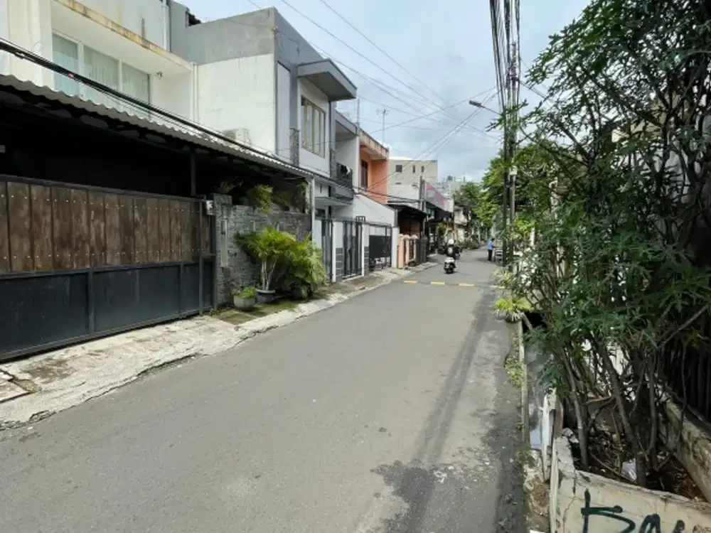 rumah strategis 3 lantai di Menteng atas dekat mall ambasador jakarta selatan