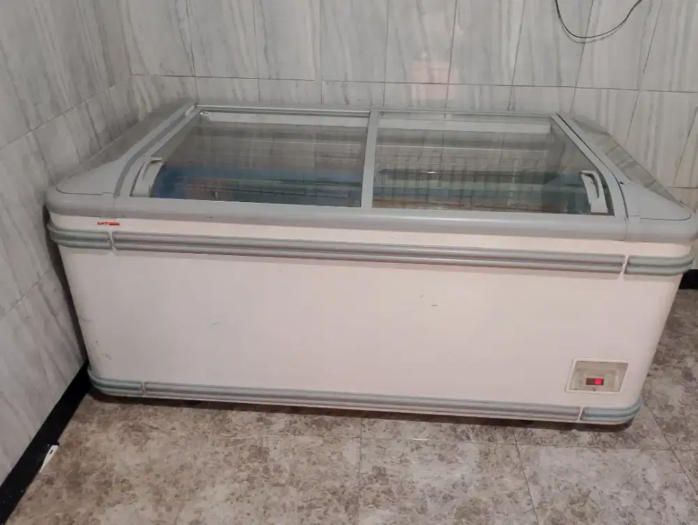 Freezer Box Kaca 800 liter super beku