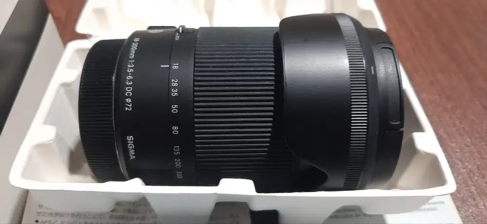 Lensa Sigma DC Macro 18-300 mm