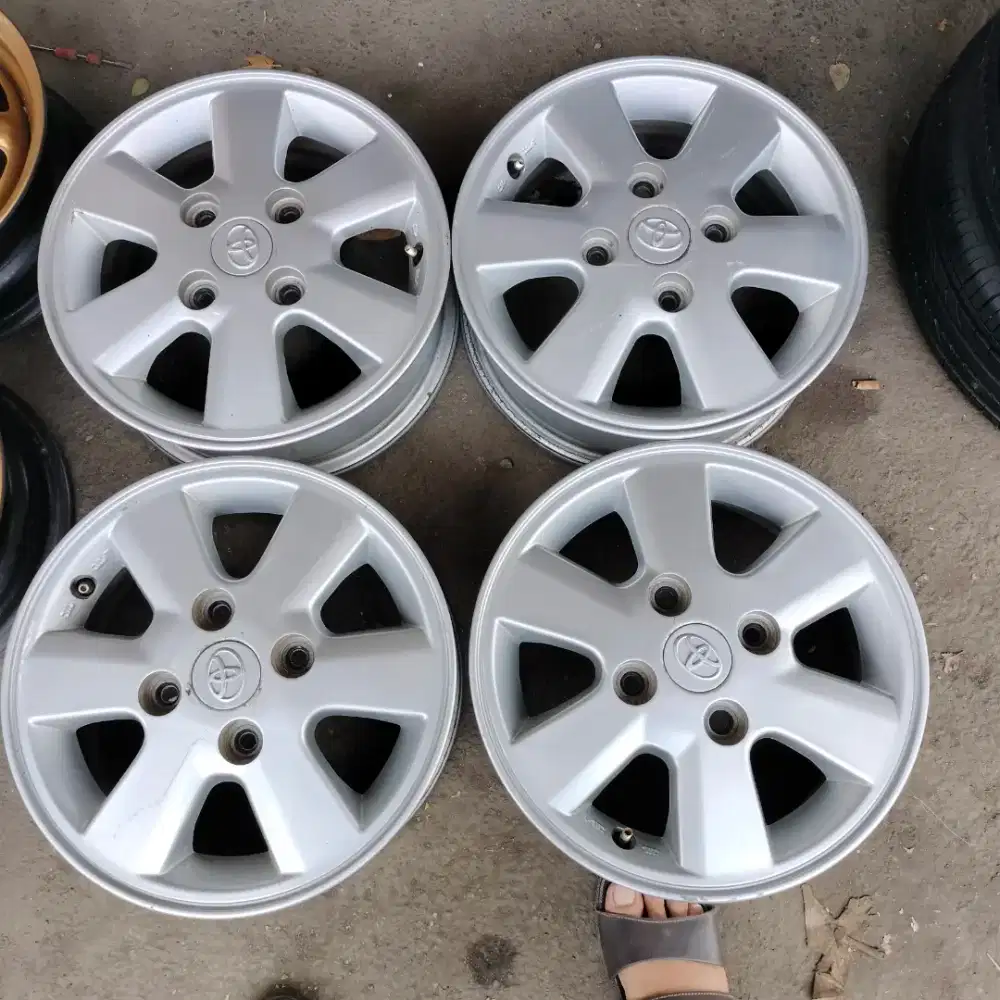 Velg original Toyota Avanza ring 14 pcd 4x114,3 4pcs
