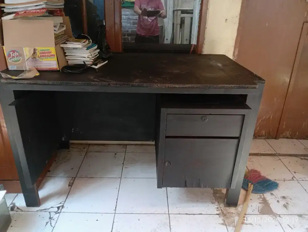 Meja kerja kantor