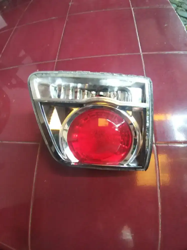 Proyektor bagasi sebelah kiri