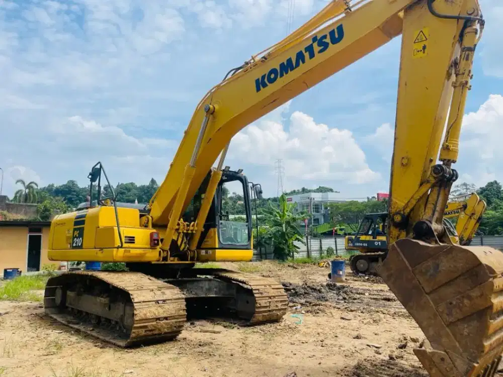 Excavator PC210-10MO th 2021 harga 900jt NEGO di Samarinda