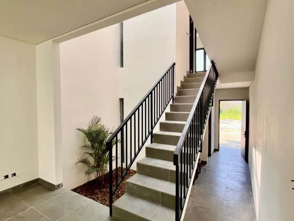 Dijual Siap Huni Rumah 2 Lantai Konsep Split Level Tanah Luas Strategis Dekat Pool Busway Jatiasih