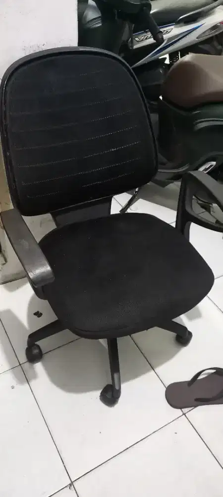 Kursi Putar dengan sandaran tangan