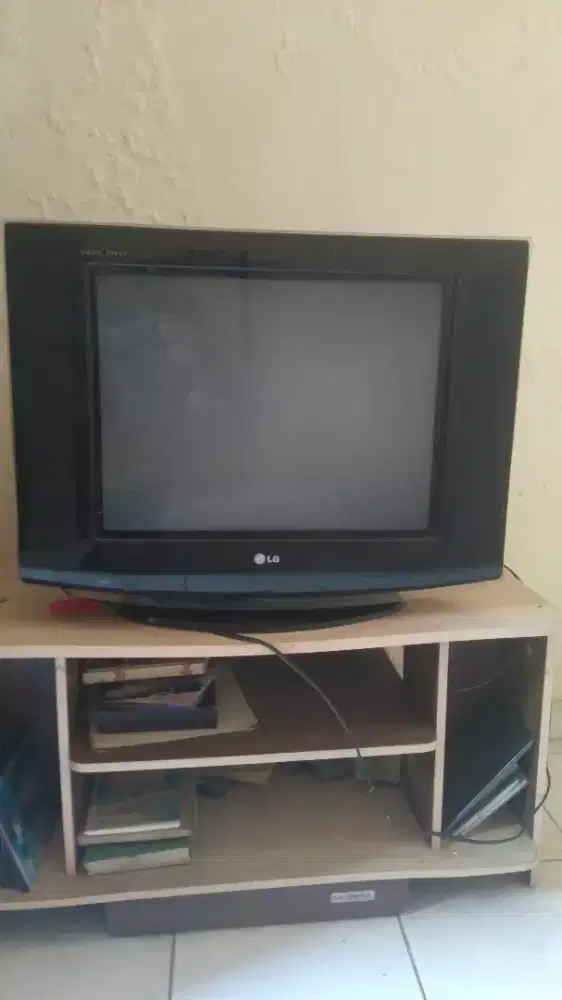 TV LG PEARL BLACK SWIVELBASE DESIGN (LIKE NEW)