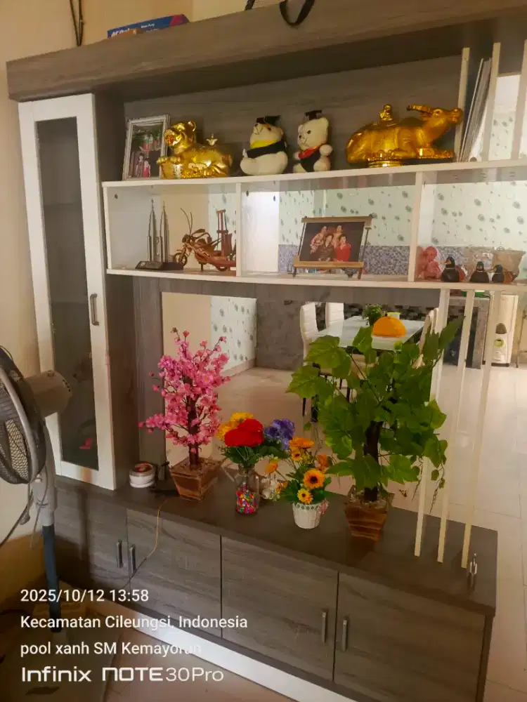 Rak pajangan ruang tamu