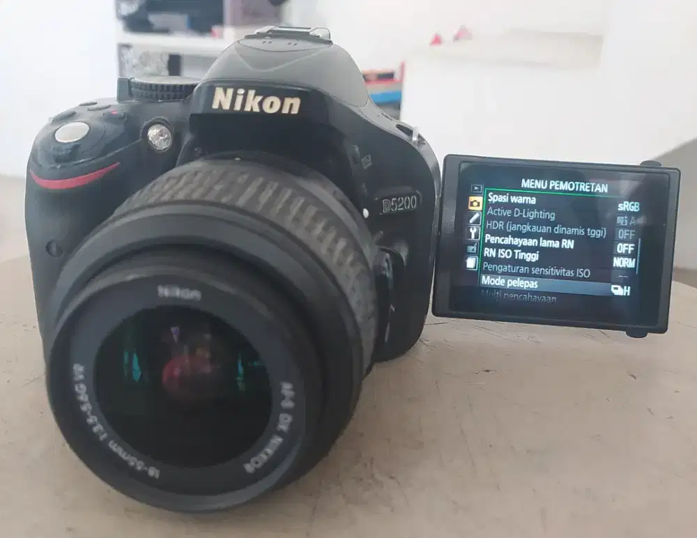 Nikon D5200 layar flip komplit dus