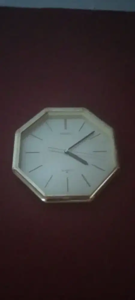 Jam dinding Seiko Original bentuk prisma segi 8