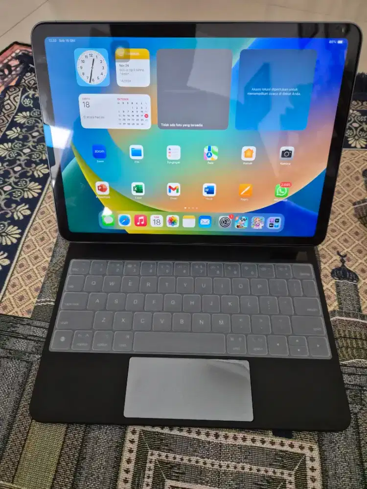 Ipad air 2022 gen 5 2nd like new with keyboard