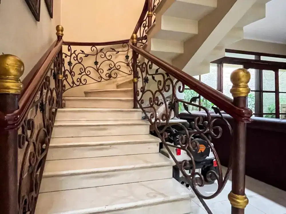 RUMAH LAMA, BANGUNAN TERAWAT, LOKASI STRATEGIS.