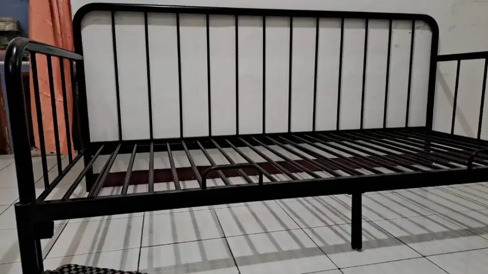 DIJUAL CEPAT LEMARI BESI 3 PINTU DAN TEMPAT TIDUR BESI MERK IMFORMA,