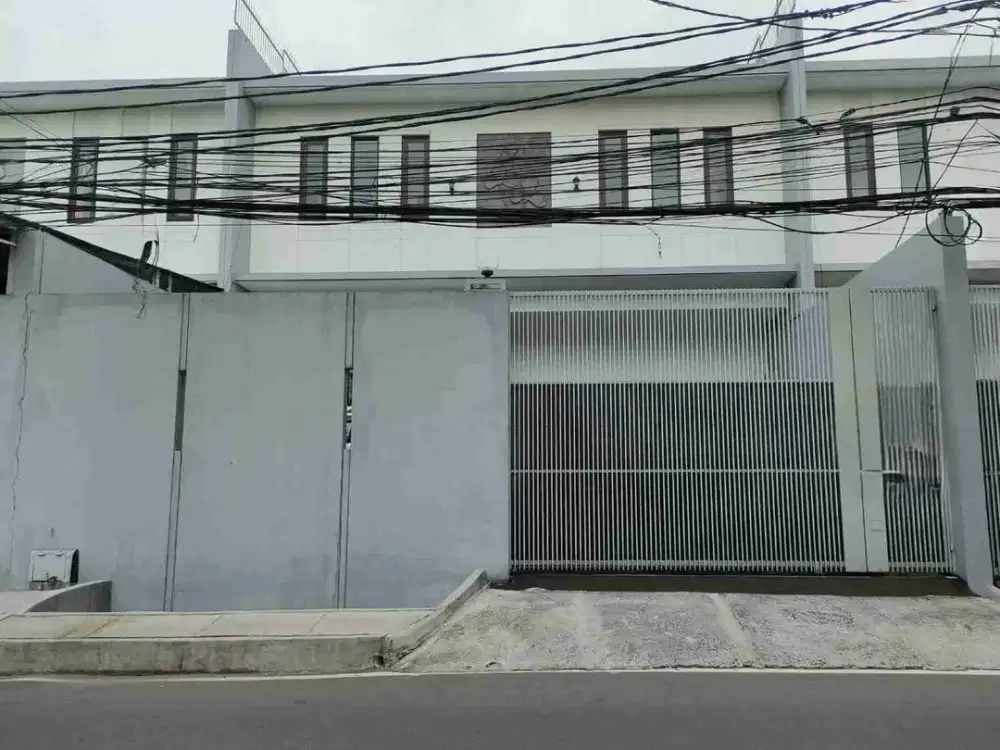 Rumah mewah 2 lantai fasilitas kolam renang disewakan lokasi elite Kebayoran Lama Jakarta Selatan