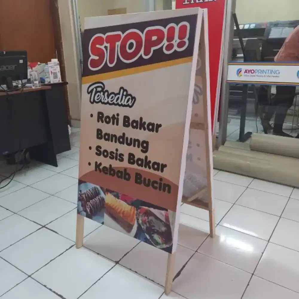 Papan nama lipat berdiri