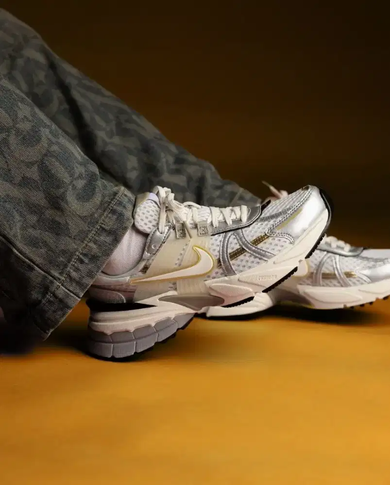 NIKE V2k run WHITE/WHITE-KHAKI-METALLIC SILVER