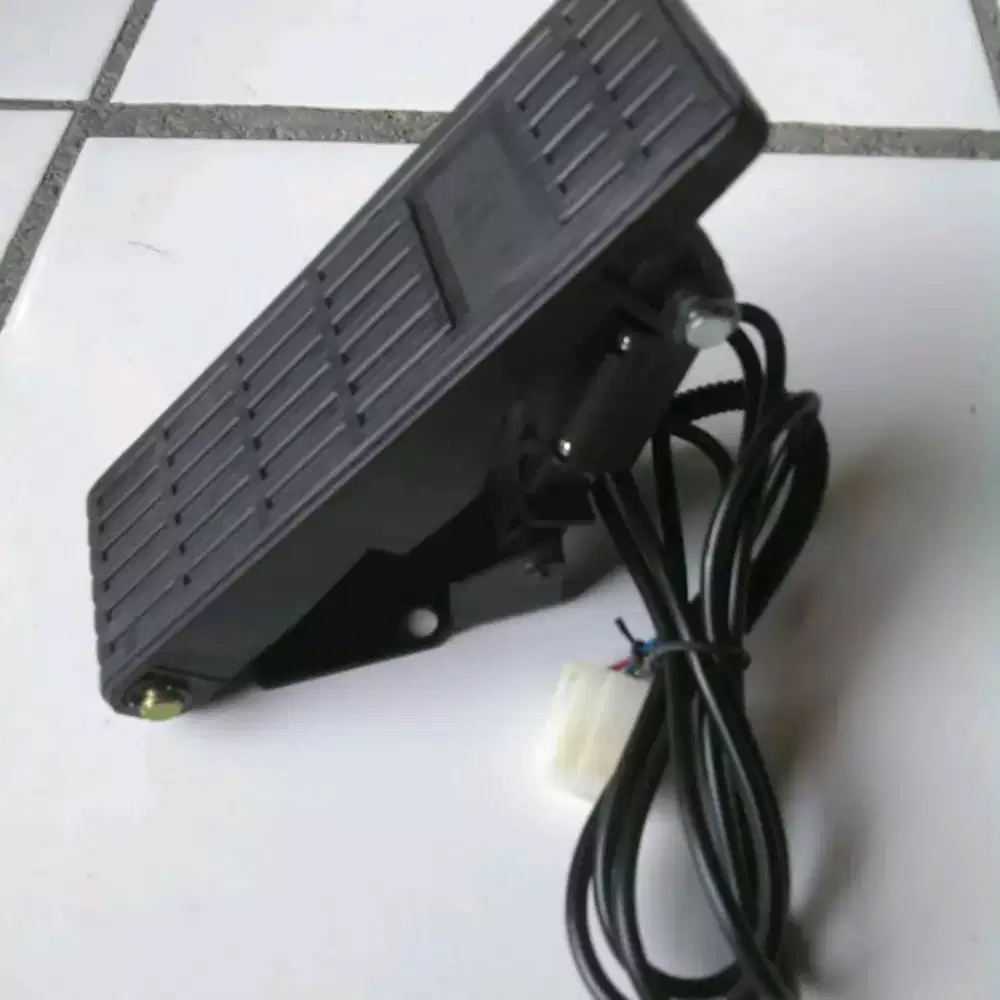 Pedal gas mobil listrik.