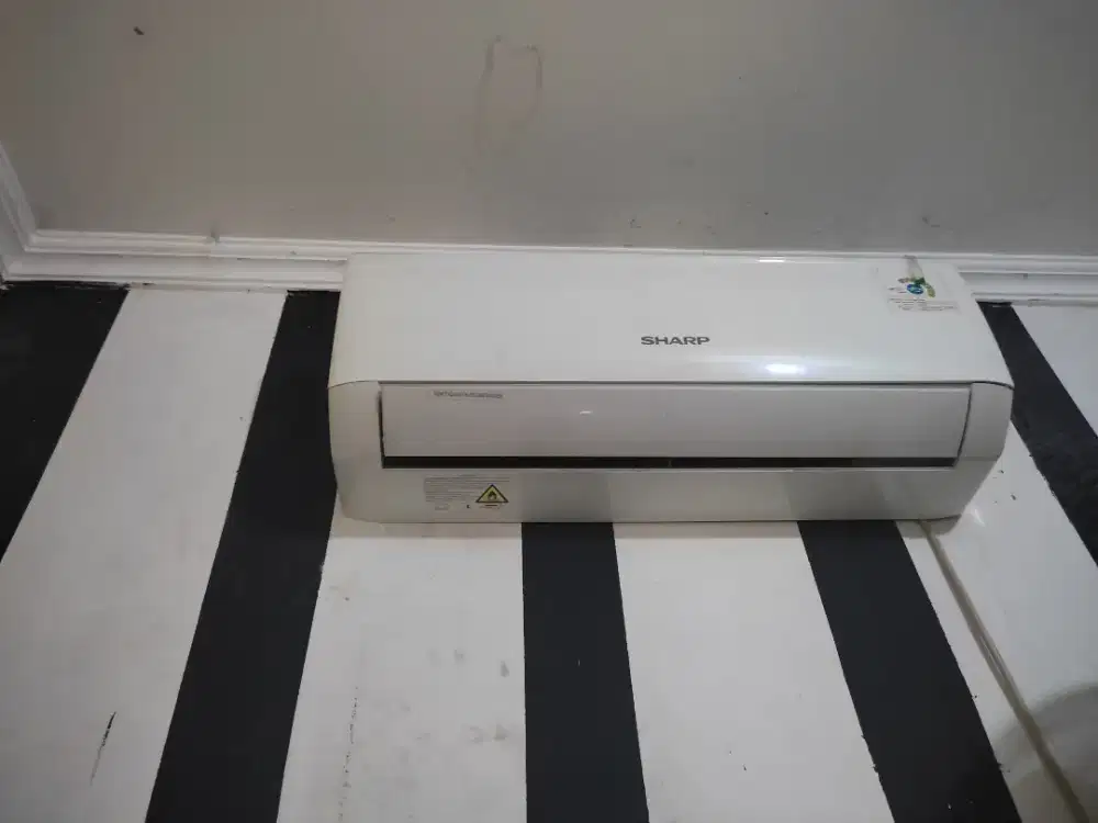 AC merek SHARP kondisi masih dingin bangt