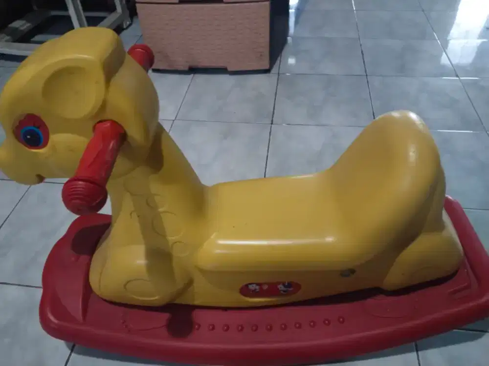 Mainan anak/ kuda kuning ayunan