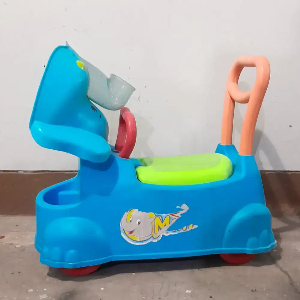 Mainan anak gajah gajahan dorong. Ada box & music. Second msh bagus