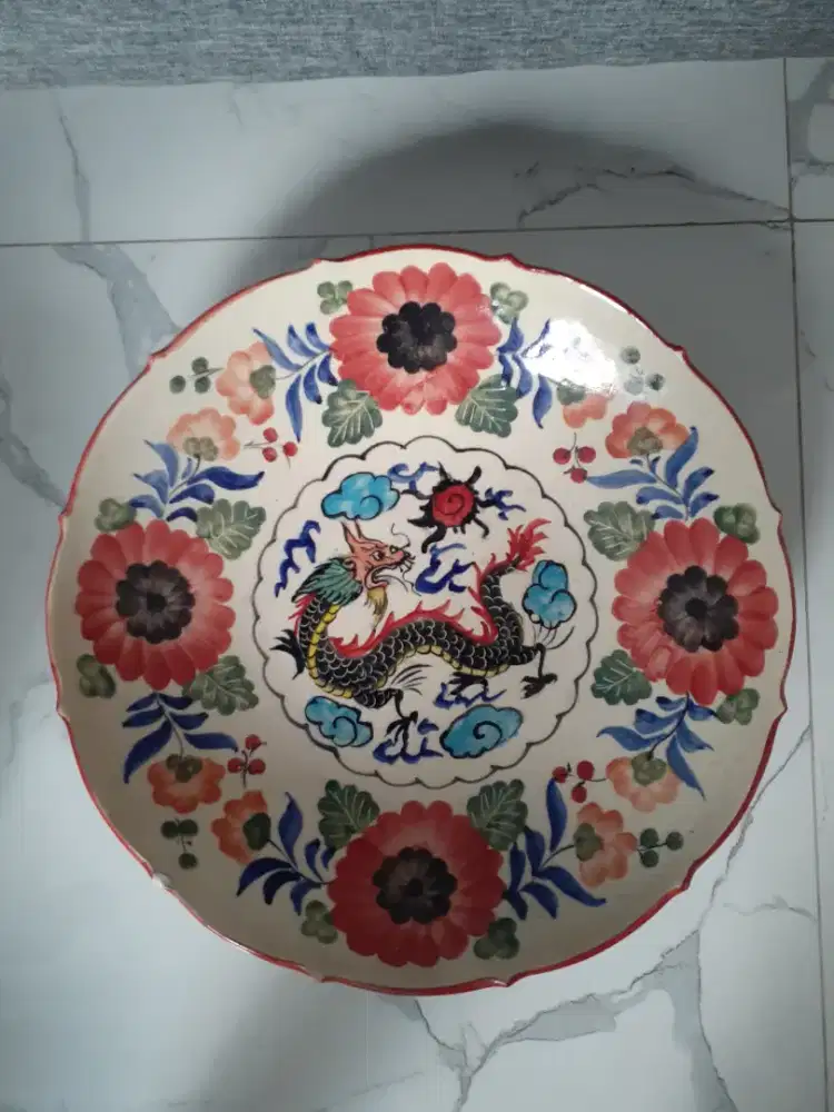 Piring antik keramik hiasan