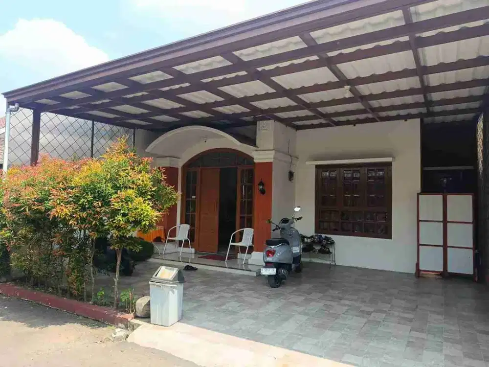 DIJUAL CEPAT RUMAH 1 1/2 LANTAI DI DALAM CLUSTER ( one gate system) LOKASI SANGAT STRATEGIS DI JAGAKARSA - JAKARTA SELATAN