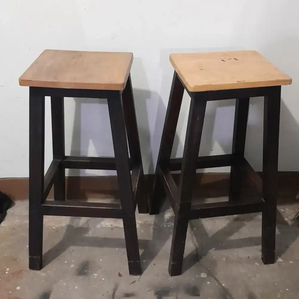 2 pcs Bangku toko kayu. Kokoh & kuat. Kondisi masih bagus