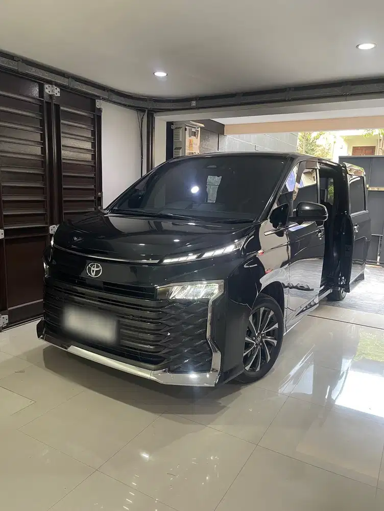 Toyota Voxy Bensin LOW KM!