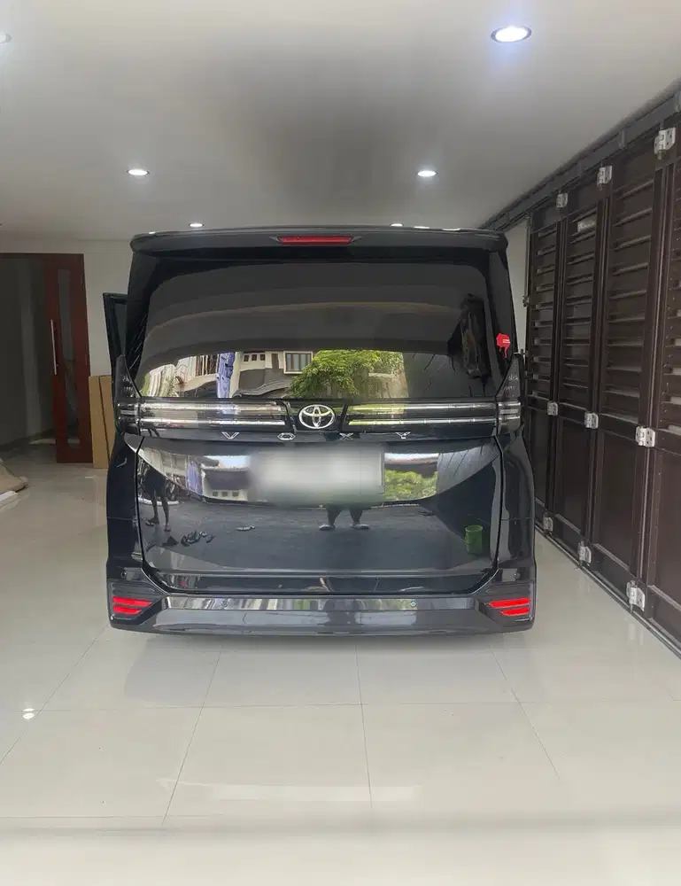 Toyota Voxy Bensin LOW KM!