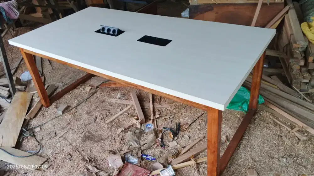 Meja minimalis kantor