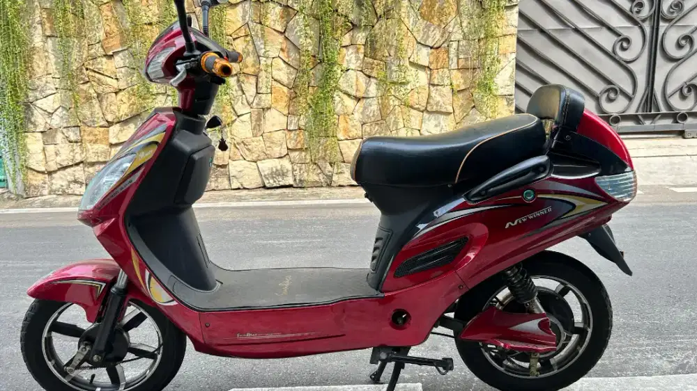 Sepeda listrik berwarna merah dan hitam