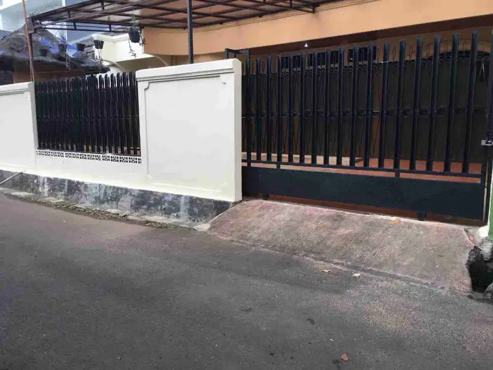 Dijual rumah 2 lantai ,SHM,IMB, LT 252m2, LB 176m2, bebas banjir