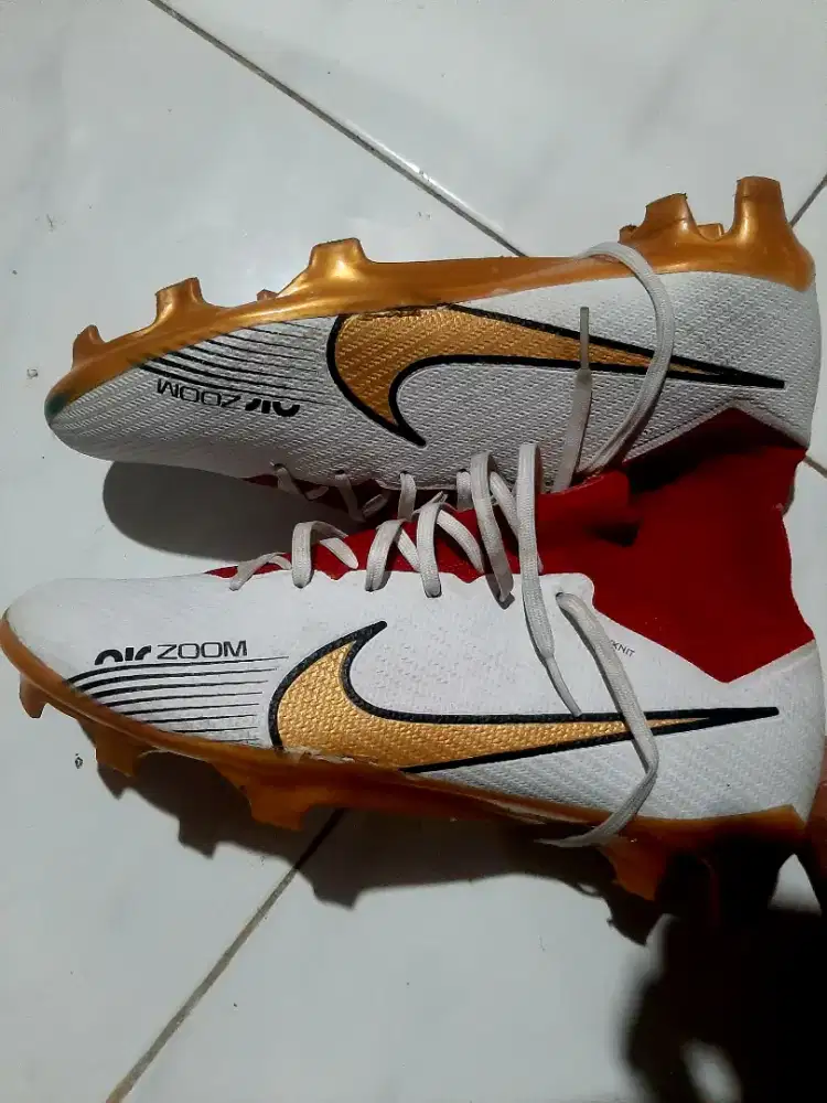 Sepatu bola Nike size 42
