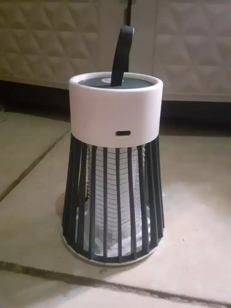 Insec killer lamp.
Alat untuk nyamuk dan serang2 pengganggu.