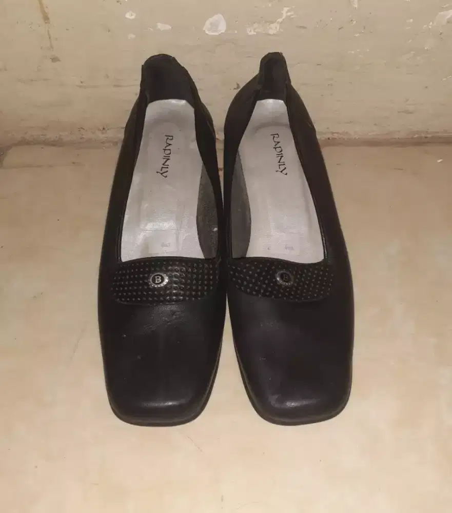 Sepatu sekolah dan formal wanita