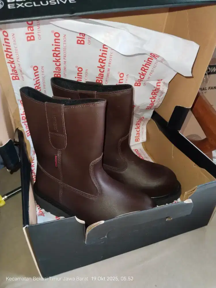 Sepatu Safety Ukuran 43 Black Rhino Exclusive