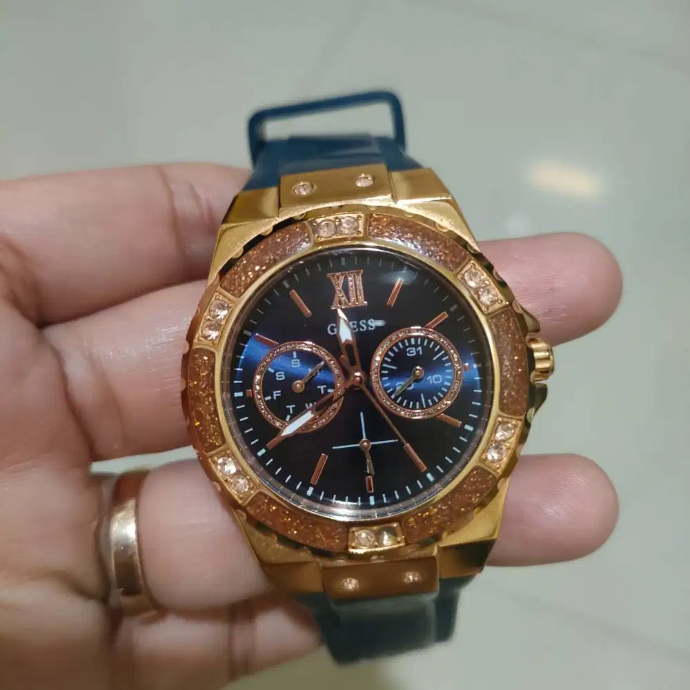 Jam tangan Guess W1053L Biru tua