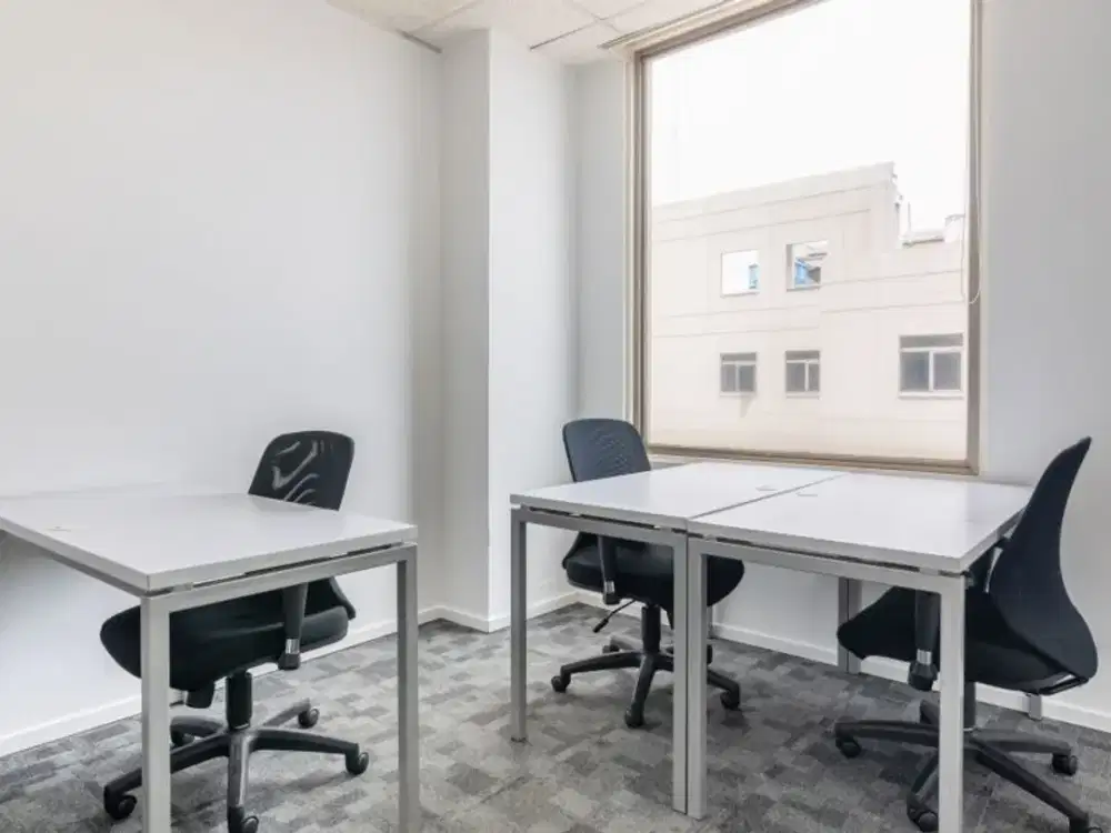 Ruang kantor pribadi berlayanan lengkap untuk Anda dan tim di Regus Menara Asia Afrika