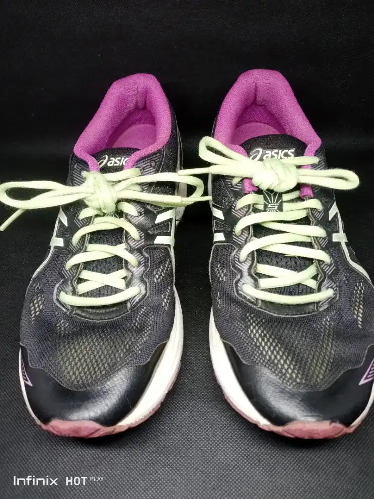 Sepatu ASICS model T6A8N