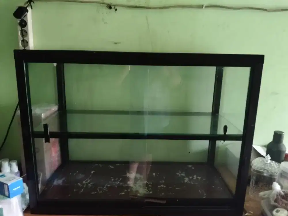 Etalase display untuk usaha