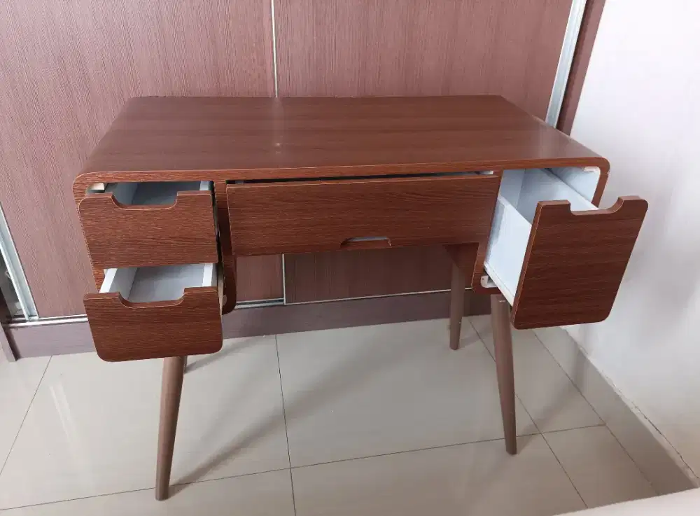 Meja minimalis serbaguna