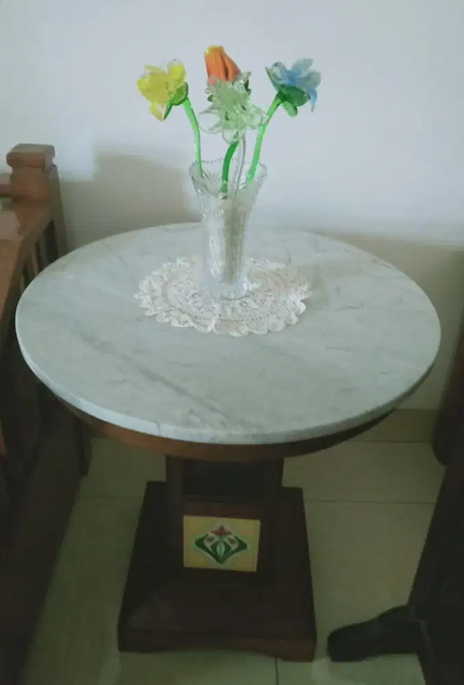 Meja marmer bundar kuno Kanjengan