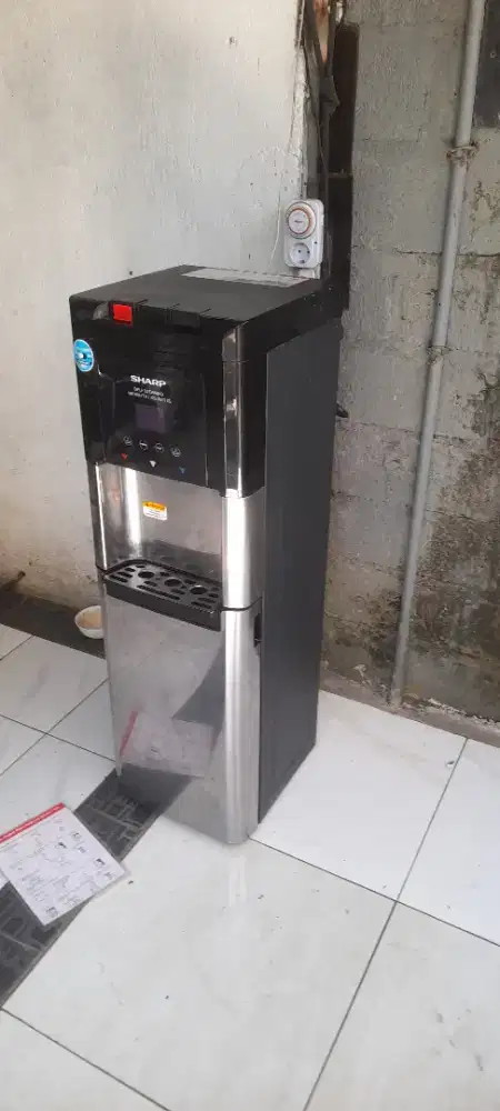 Dispenser SHARP panas dan dingin. Led displaygalon bawah