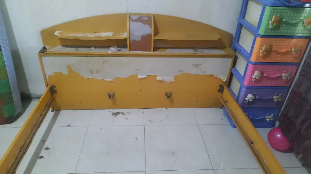 Dipan kayu ukuran 160 x 200 dan springbed