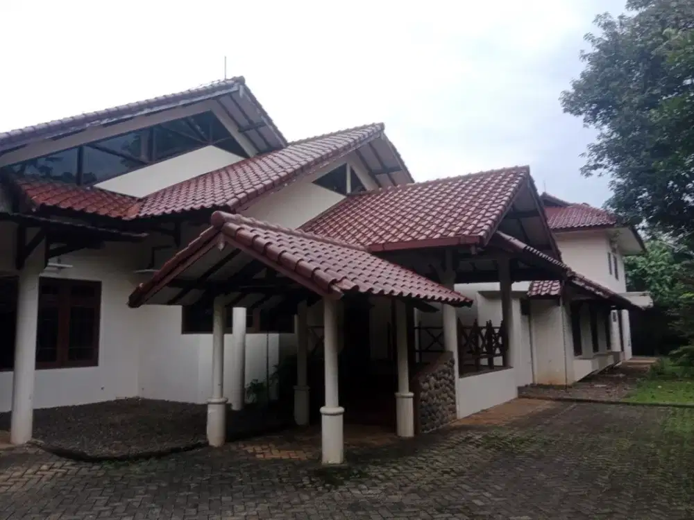 Rumah Dengan Kolam Renang di Lebak Bulus, Hanya 12 Menit Ke Tol Fatmawati