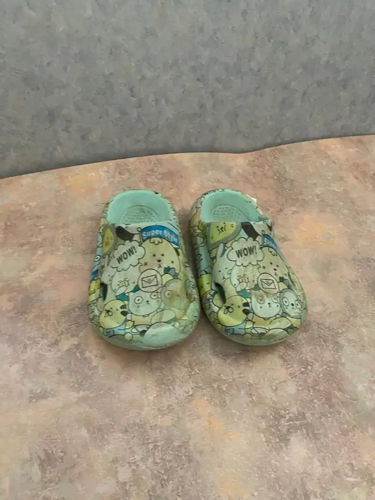 PRELOVED sendal anak motif kartun bahan karet
