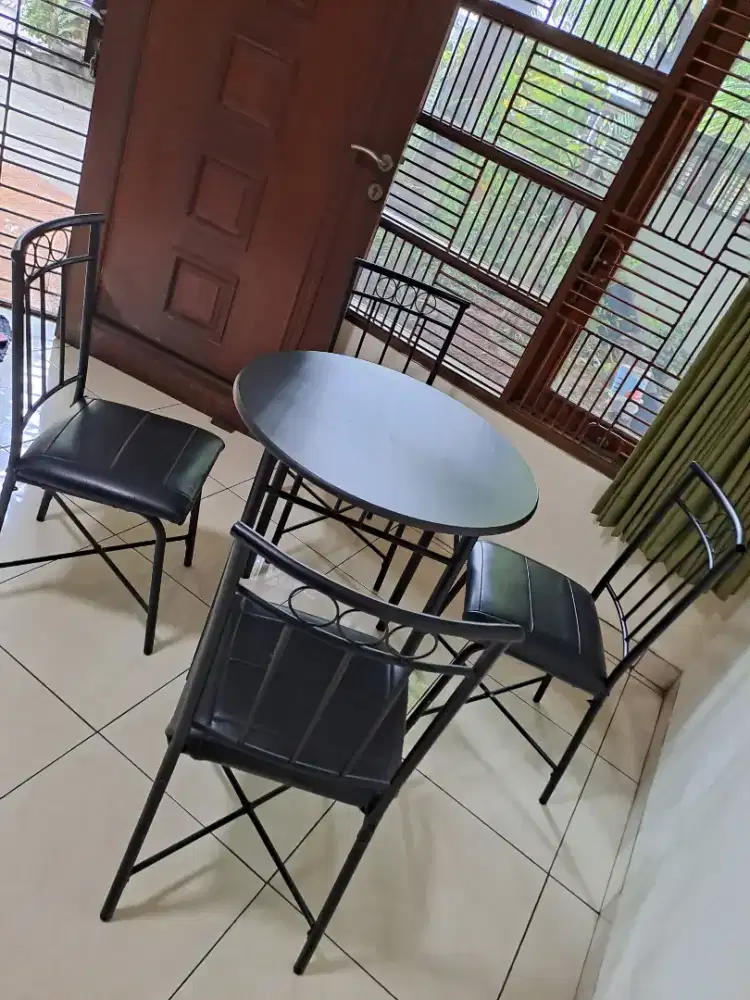 dijual meja bundar dengan 4 kursi