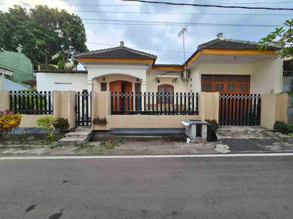 Rumah Murah Luas 176 m2 di Area Perumahan Borobudur Suhat
